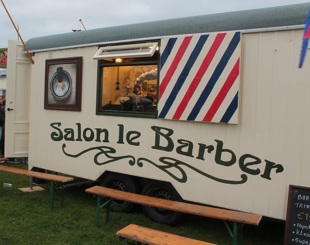 A Cut-Throat Barbers at the Rollende Keukens